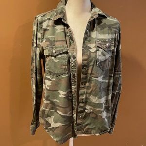 Camouflage green print army shirt, size Large.